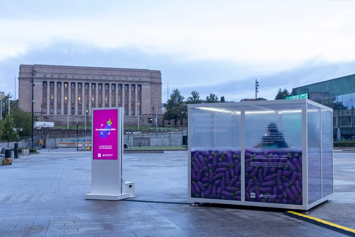 DNA ja Suojellaan Lapsia ry tekevät ilmiön näkyväksi Helsingin Kansalaistorilla 10. syyskuuta alkaen installaatiolla, joka havainnollistaa hätkähdyttävällä tavalla lapsiin verkossa kohdistuvan häirinnän mittakaavaa.