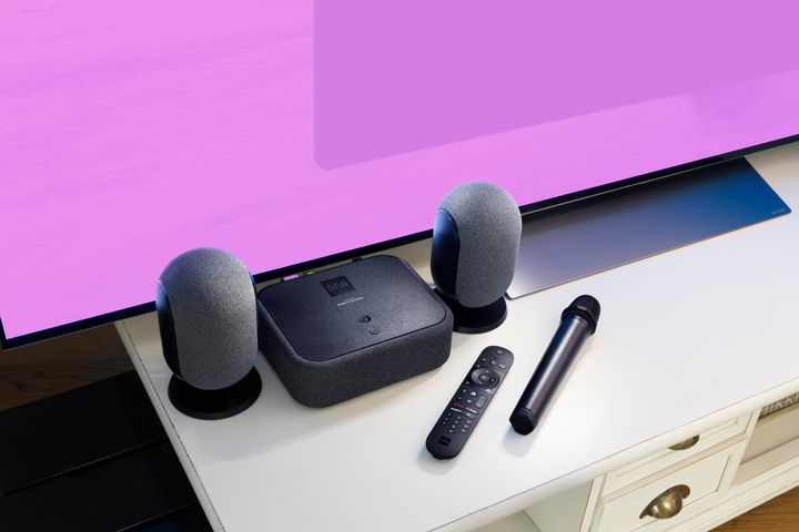 At the heart of DNA Viihde is the new DNA Viihdeboksi with speakers 2.0 device, which offers an even higher-quality surround sound experience for watching television, listening to music and enjoying other entertainment. The device combines high-quality audio, modern design, and a clear user interface.