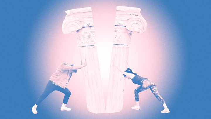 kuvituskuva, demokratian pylväs halkeaa ja kaksi ihmistä yrittää pitää puolikkaita pystyssä