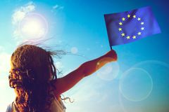 Tyttö heiluttamassa EU-lippua