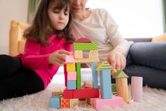 Lapsi leikkii palikoilla