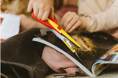 Lapsi leikkaa saksilla