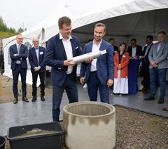 MP Ville Skinnari and Lamor's CEO Mika Pirneskoski placed the time capsule into the foundation.