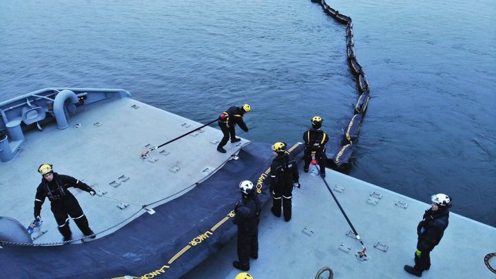 Deployement of an oil spill boom from a vessel