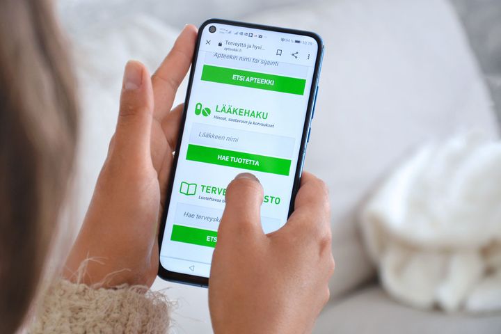 Lääkehausta löytyy saatavuustietojen lisäksi myös lääkkeiden hinta- ja Kela-korvattavuustietoja. Julkaisuvapaa kuvituskuvaa: Taru Vanhala/Apteekkariliitto