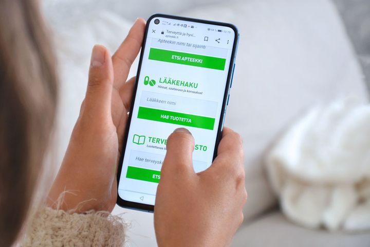 Lääkehausta löytyy saatavuustietojen lisäksi myös lääkkeiden hinta- ja Kela-korvattavuustietoja. Julkaisuvapaa kuvituskuvaa:  Taru Vanhala/Apteekkariliitto