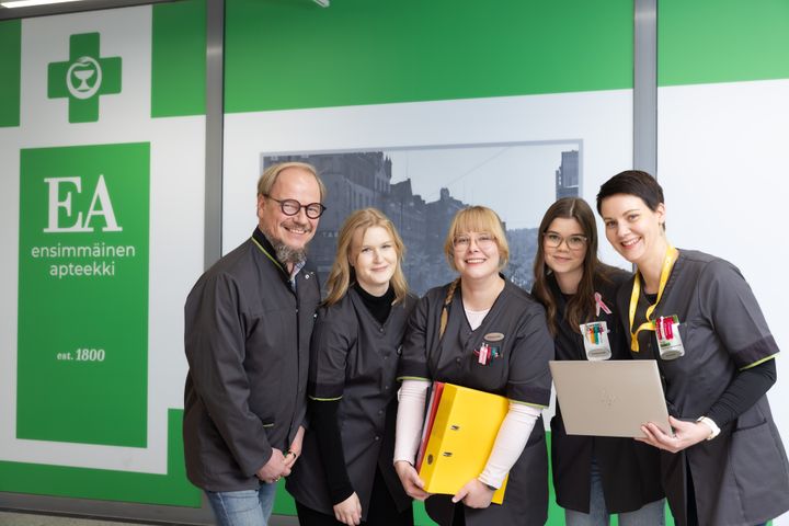 Ensimmäinen apteekki perustettiin Tampereelle 225 vuotta sitten. Kuvassa vasemmalta apteekkari Kari Jäsberg, farmaseutit Anni Kokolahti, Hanna Ilomäki ja Vilma Näivä sekä proviisori Juuli Kujansivu. Farmaseutit tulivat apteekkiin alun perin opiskelijoiksi, mutta kuuluvat nykyään vakituiseen henkilökuntaan.