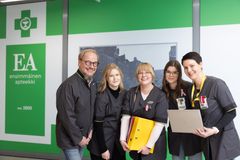 Ensimmäinen apteekki perustettiin Tampereelle 225 vuotta sitten. Kuvassa vasemmalta apteekkari Kari Jäsberg, farmaseutit Anni Kokolahti, Hanna Ilomäki ja Vilma Näivä sekä proviisori Juuli Kujansivu. Farmaseutit tulivat apteekkiin alun perin opiskelijoiksi, mutta kuuluvat nykyään vakituiseen henkilökuntaan.