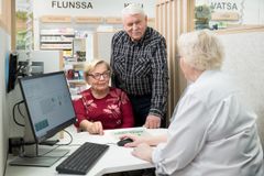 Kansalaiskyselyn mukaan apteekin henkilökunta on edelleen suomalaisten tärkein lääketiedon lähde.