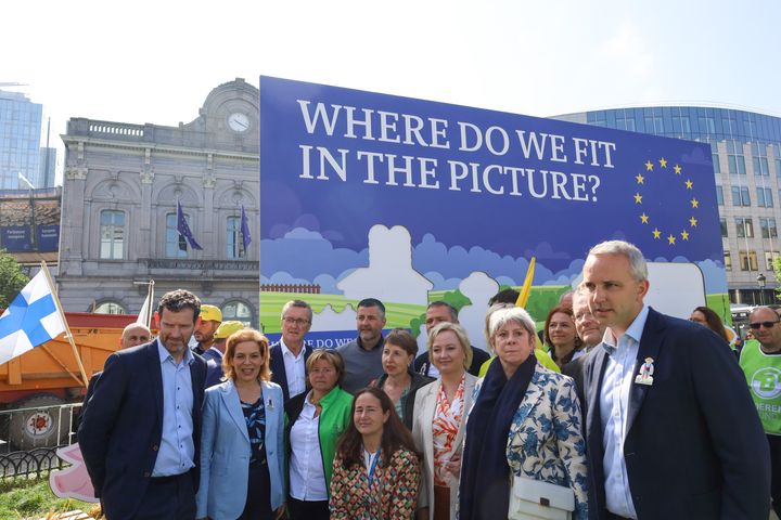 Brysselissä järjestettyyn mielenilmaisuun osallistui lukuisia europarlamentaarikkoja tukemaan tuottajärjestöjen viestiä. Kuva: Juho Hämäläinen