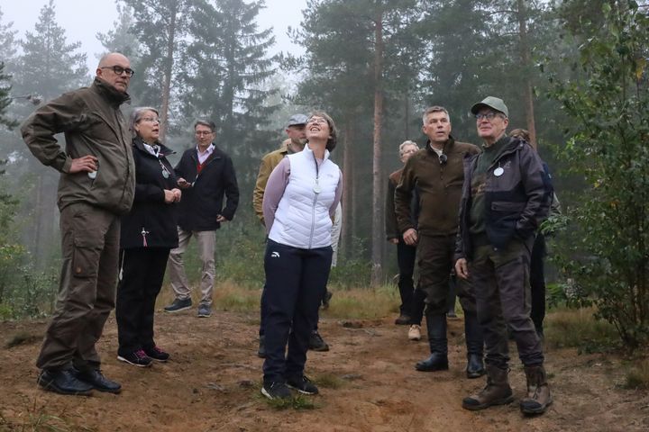 Maa- ja metsätalousministeri Sari Essayah toi valtiovallan tervehdyksen Metsämarssin avaustilaisuuteen. Kuvassa Mikko Tiirola (MTK), Nina Talvela (Malmarin Tila), Anders Portin (SLC), Mikko Kriikku (MTK), Juha Marttila (MTK), Veli-Pekka Talvela (Malmarin tila). Kuva: Juho Hämäläinen
