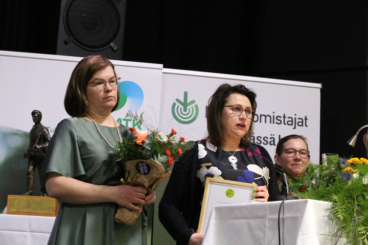 Vasemmalta MTK-Vähäkyrön sihteeri Mariia Nuuja ja MTK-Vähäkyrön puheenjohtaja Anne Hakala. Oikeassa reunassa Helmityöryhmän puheenjohtaja Riitta Torikka.
