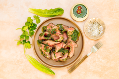 Grillattu naudan ulkofilee ja chimichurri-kastiketta