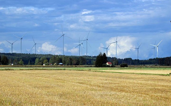 Maanomistajat saavat voimala-alueilta markkinahintaista vuosivuokraa. Saman hankkeen tie- ja voimajohtoalueet toteutetaan kuitenkin usein lunastustoimituksen kautta.