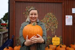 MTK:n ruokamarkkina-asiantuntija Heidi Siivonen ja kurpitsa
