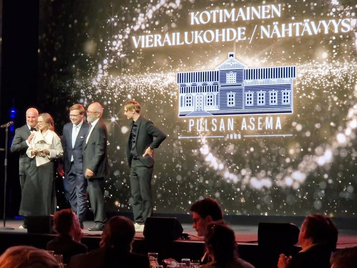 Vasemmalta SMALin puheenjohtaja Timo Saranpää, matkailuyrittäjä Petra Karjalainen, Helsingin pormestari Daniel Sazonov, matkailuyrittäjä Lasse Karjalainen ja Kim Kärnä, Makea Coffee / Pulsan asema
