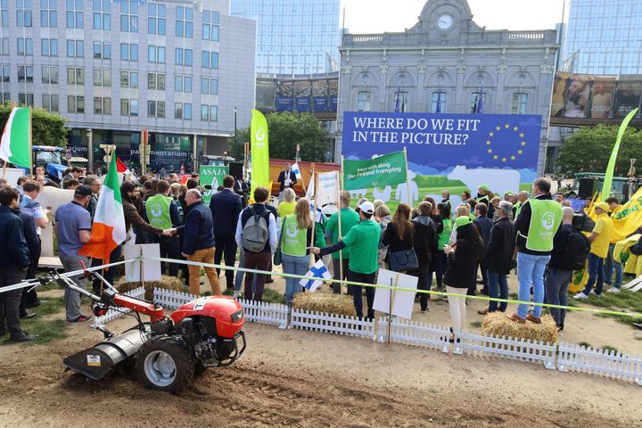 Kesäkuussa 2023 eurooppalaiset maataloustuottajat protestoivat EU-komission sekavaa lainsäädäntö- ja asetusvalmistelua vastaan.