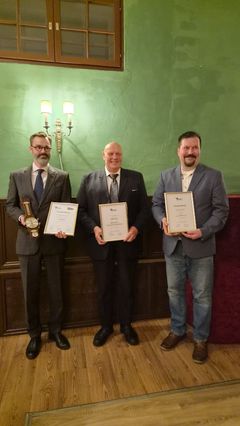 Vasemmalta Alexander Aminoff (salolainen Wiurilan Kartano on Vuoden 2026 Kehittyvä Maaseutumatkailuyritys), Mikko Lindell (hänelle myönnettiin Suomen Maaseutumatkailuyrittäjät ry:n kunniapuheenjohtajan arvonimi), Janne Sammalkangas (sodankyläläinen Visatupa on Vuoden 2026 Maaseutumatkailun Kellokas).