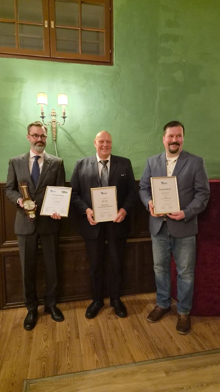 Vasemmalta Alexander Aminoff (salolainen Wiurilan Kartano on Vuoden 2026 Kehittyvä Maaseutumatkailuyritys), Mikko Lindell (hänelle myönnettiin Suomen Maaseutumatkailuyrittäjät ry:n kunniapuheenjohtajan arvonimi), Janne Sammalkangas (sodankyläläinen Visatupa on Vuoden 2026 Maaseutumatkailun Kellokas).