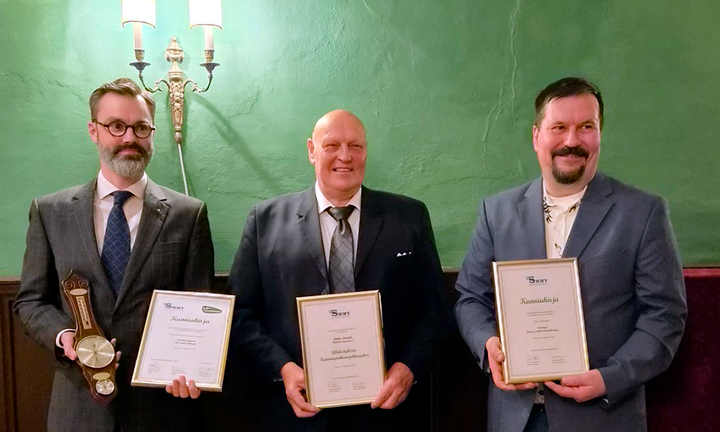 Vasemmalta Alexander Aminoff (salolainen Wiurilan Kartano on Vuoden 2026 Kehittyvä Maaseutumatkailuyritys), Mikko Lindell (hänelle myönnettiin Suomen Maaseutumatkailuyrittäjät ry:n kunniapuheenjohtajan arvonimi), Janne Sammalkangas (sodankyläläinen Visatupa on Vuoden 2026 Maaseutumatkailun Kellokas).