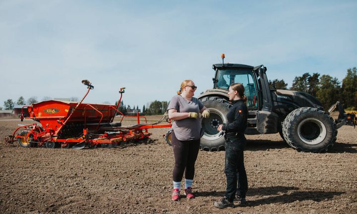 Kevät tuo maatalousyrittäjät ja -koneet pelloille.
