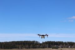 Drone lentää pellolla