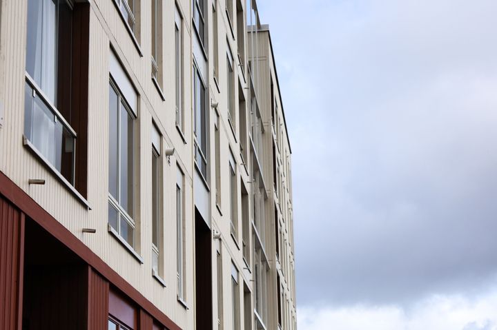 Puukerrostalorakentamista Helsingissä. Kuvituskuva.