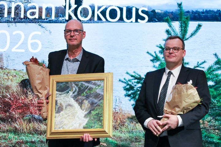 Metsänhoitoyhdistys Pyhä-Kalan hallituksen puheenjohtaja Jari Nikunen ja johtaja Maunu Kilpivaara vastaanottivat Vuoden Kymppi -palkinnon MTK:n metsävaltuuskunnan varsinaisen kokouksen yhteydessä.