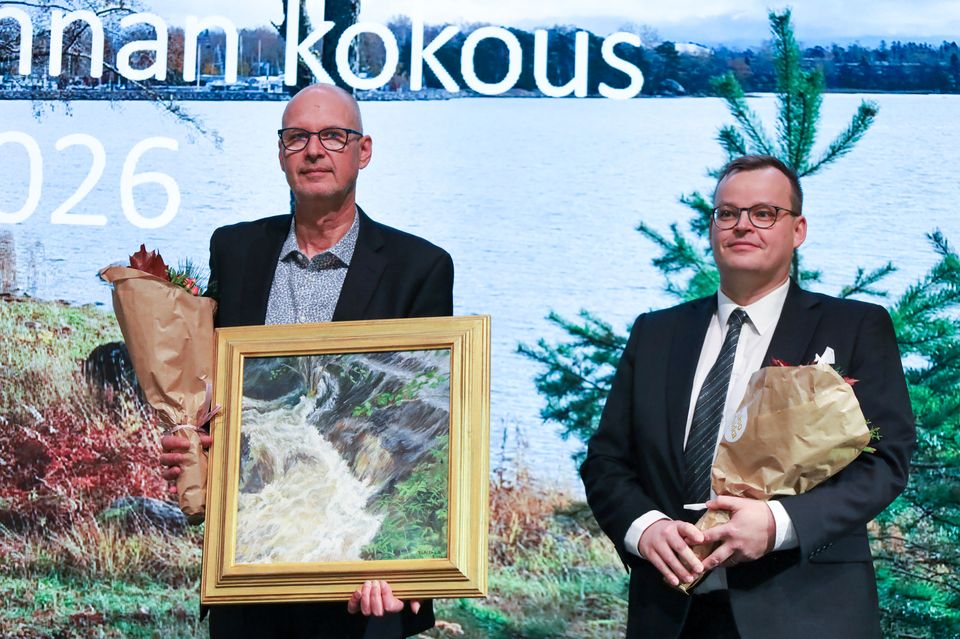 Metsänhoitoyhdistys Pyhä-Kalan hallituksen puheenjohtaja Jari Nikunen ja johtaja Maunu Kilpivaara vastaanottivat Vuoden Kymppi -palkinnon MTK:n metsävaltuuskunnan varsinaisen kokouksen yhteydessä. Juho Hämäläinen