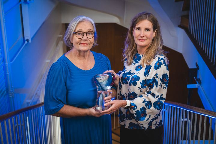 Vuoden Digipalvelu 2025 -palkinnon on voittanut kansallinen digiterveyden palvelukokonaisuus Terveyskylä. Palkinnon vastaanottivat HUS:in digikehitysjohtaja Sirpa Arvonen (vas) ja HUS:in vastuuyksikköpäällikkö Mette Kontio. Kuva: Mikke Pöyhönen, Photomikke