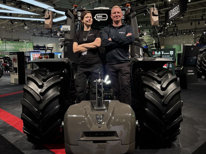 Spogen.AI:n ja Valtran AI-konsepti esiteltiin laajalle yleisölle 9.-15.11. Agritechnicassa. Kuvassa Q-sarjan traktori, jossa Valtra Coach Talking Tractor, sekä Natalia Leinonen, Co-Founder & CTO ja Ukko Järvinen, Head of Marketing. Kuva: Spogen.ai