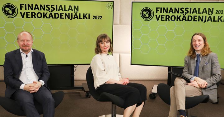 Veropäivän webinaarissa keskustelivat FA:n toimitusjohtaja Arno Ahosniemi (vas.), Elinkeinoelämän valtuuskunta EVAn johtava veroasiantuntija Emmiliina Kujanpää ja FA:n kehityspäällikkö Jussi Karhunen.