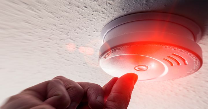 Palovaroittimet tulee testata kuukausittain ja patterit vaihtaa vuosittain tai palovaroittimen käyttöohjeen mukaan. Kuva: Shutterstock