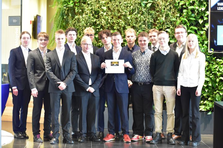 Lukiolaisten Talousguru-kilpailun finalistit allekirjoittivat virkaan astuvalle tasavallan presidentti Alexander Stubbille neuvoja ja toiveita sisältävän kirjeen.