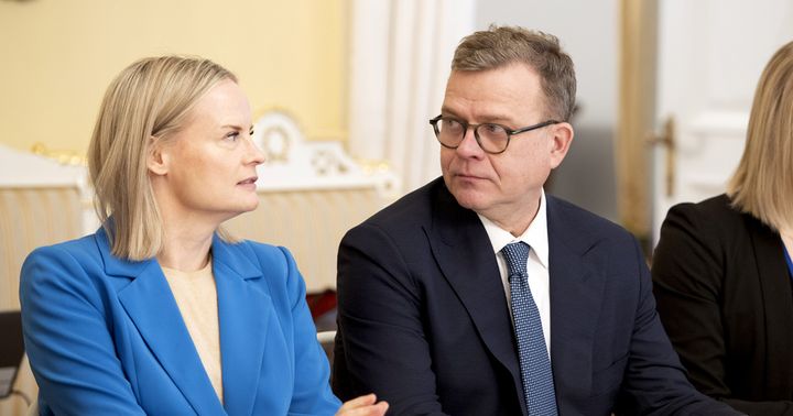 Talouden epäselvät näkymät herättävät pohdintaa. Valtiovarainministeri Riikka Purra (ps.) ja pääministeri Petteri Orpo (kok.) pohjustivat puoliväliriihtä valtioneuvoston juhlahuoneistossa Smolnassa Helsingissä 5. maaliskuuta 2025. Lehtikuva/Kimmo Penttinen.