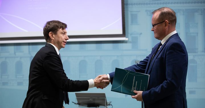Työryhmän puheenjohtaja, neuvotteleva virkamies Kari Kemppainen (kuvassa oik.) luovutti muistion elinkeinoministeri Sakari Puistolle 23.1.2026. Kuva: Valtiovarainministeriö / Ann-Mari Ruhanen