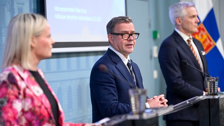 Valtiovarainministeri Riikka Purra, pääministeri Petteri Orpo sekä opetusministeri Anders Adlercreutz (oik.) esittelivät hallituksen kehysriihipäätöksiä 22. huhtikuuta 2026. Kuva: Lehtikuva / Mikko Stig
