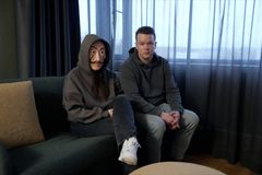 Sami Kieksi ja huijauspuheluita soittanut nuori.