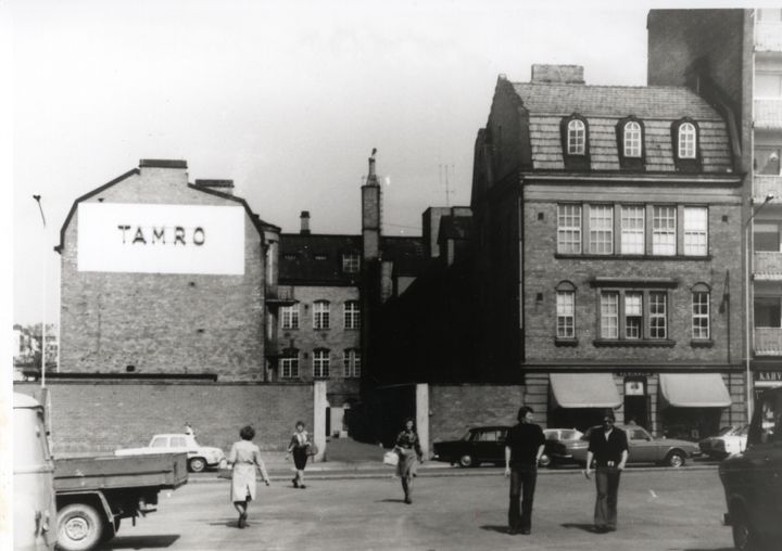 Vuonna 1910 Tampereen Rohdoskaupan tuotantotoiminta, laboratorio, tehdas ja tukkukauppa siirtyivät vanhan olutpanimon tiloihin, Pinninkatu 21:een Tampereella. Toiminta jatkui siellä 63 vuoden ajan, kunnes vuonna 1973 Tamron kotipaikaksi tuli Helsinki.