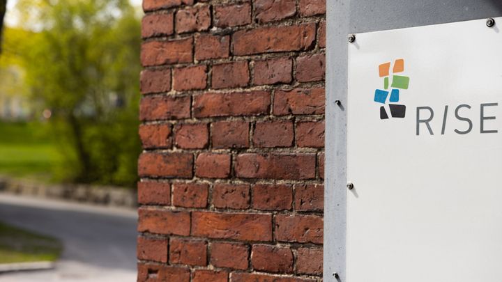 Rikosseuraamuslaitoksen logo ulkoseinässä.