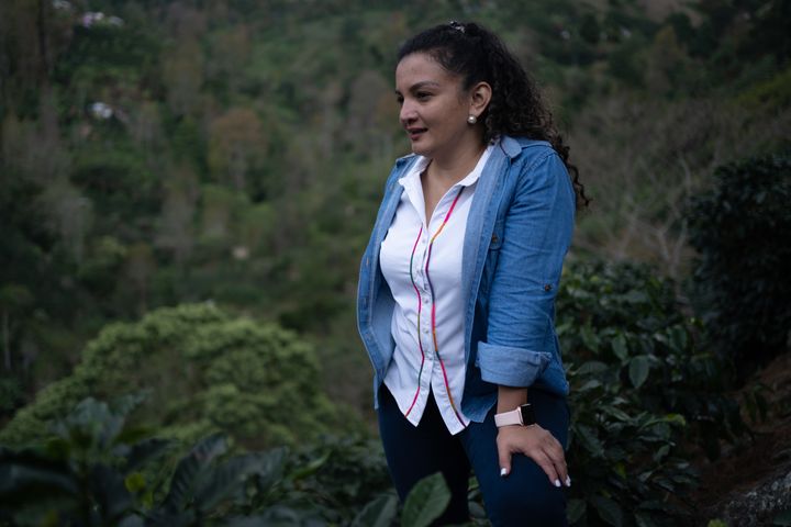 Miriam Yaneth Rodriguez Villatoro kahvitilallaan Hondurasissa