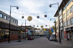Valonauha pallokoristeineen on kiinnitetty Tullikadun ylitse pylväästä toiseen.