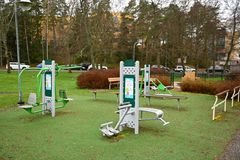 Ulkokuntoilulaitteita Naantalin Kalevanniemenpuistossa.