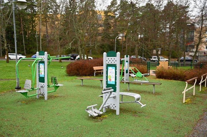 Ulkokuntoilulaitteita Naantalin Kalevanniemenpuistossa.
