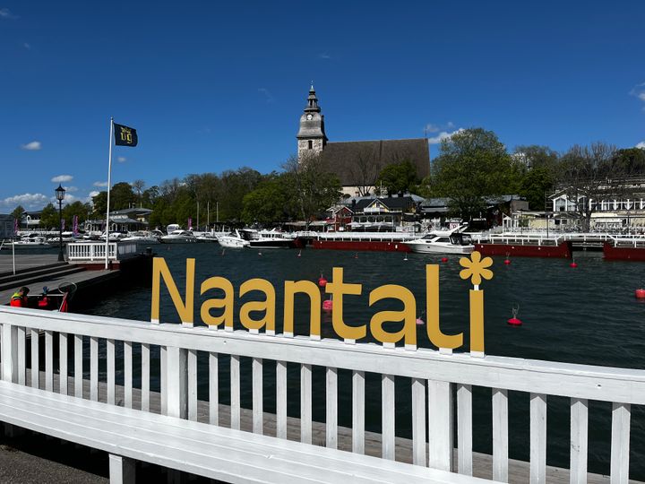 Keltaiset Naantalikirjaimet, Naantalin ranta ja kirkko.