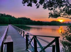 Luolalanjärvi ja sitä halkova silta auringonlaskussa.