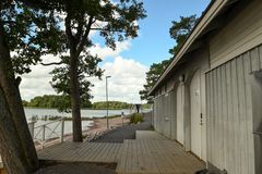 Uusi paviljonki sijaitsee Nunnalahden uimarannan pohjoispuolella, pukusuojarakennuksesta eteenpäin.