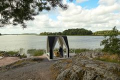 Ensimmäiset käyttäjät ovat jo löytäneet Nunnalahden uimarannan uudelle paviljongille tutustumaan ja grillaamaan.