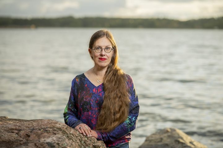 Ympäristöekologian dosentti ja kirjailija Mia Rönkä.