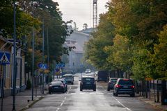 Liikennettä Kaivokadulla Naantalissa syksyllä.